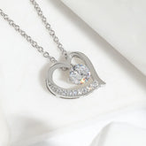 Colar feminino com pingente de coração cravejado com zircônia branca