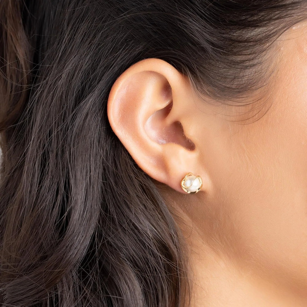 Brinco Pérola de Água Doce de 8mm Banhados a Ouro