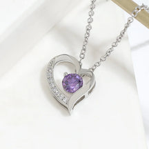 Colar feminino com pingente de coração cravejado com zircônia branca