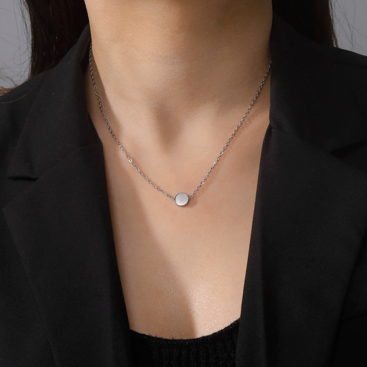 Colar Simples com Pequeno Pingente Redondo de Aço Inoxidável
