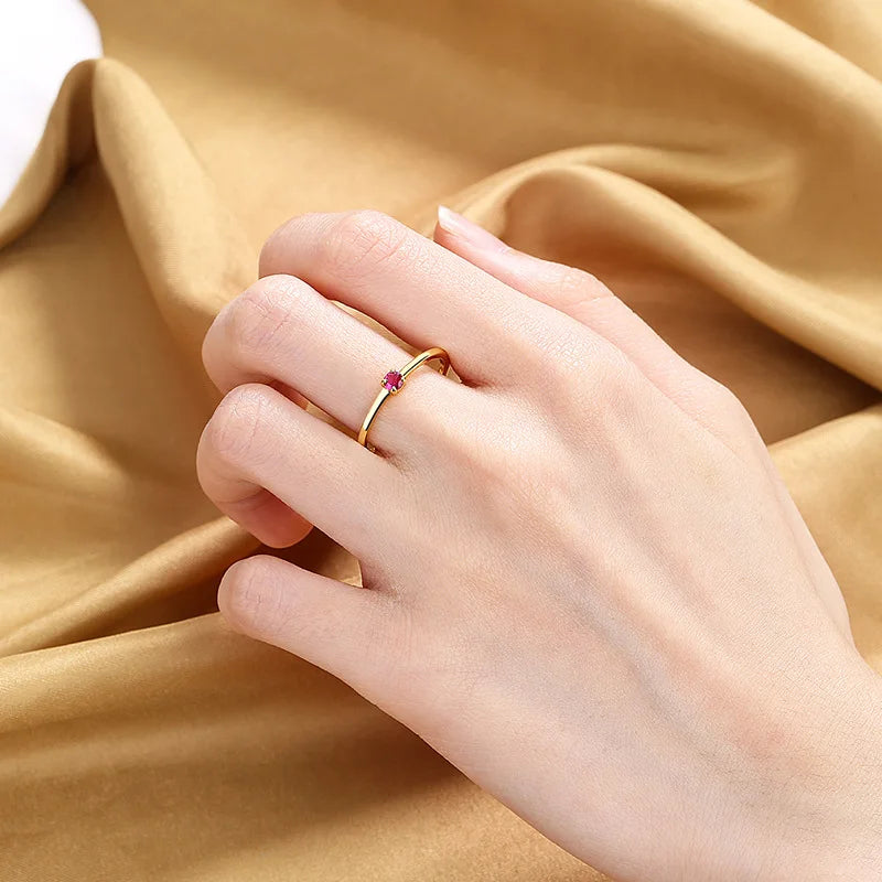 Anel Delicados Pequenos de Pedra Vermelha com Zircônia Branca