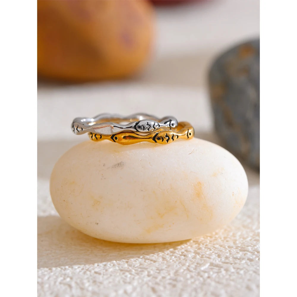 Anel Minimalista de Peixinho em Aço Inoxidável Banhado a 18K